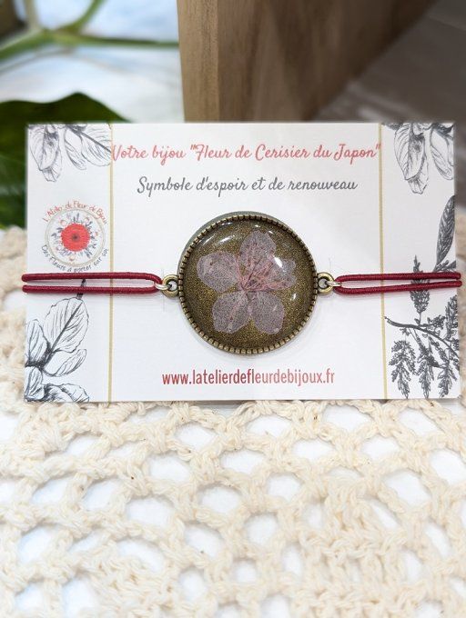 Bracelet avec une vraie fleur de cerisier symbole d'espoir et renouveau