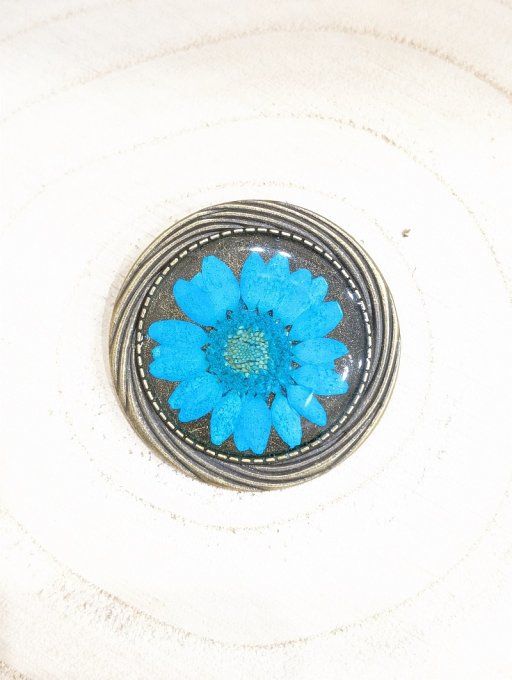 Broche forme fleur Marguerite teintée bleu turquoise