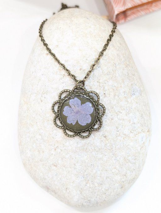 Pendentif fleur de verveine lilas symbole de paix, abondance santé