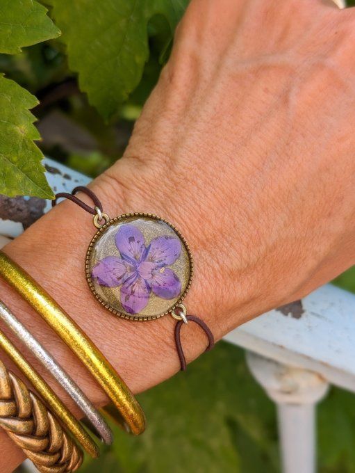 Bracelet ajustable véritable fleur de parnassie Violette Arlette