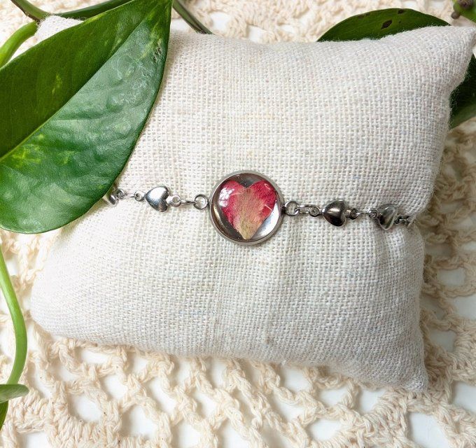 Bracelet petits cœurs avec un vrai pétale de rose Valentine